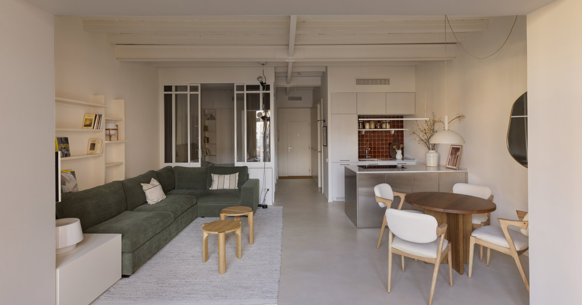 Glass-walled bedroom, open kitchen and wooden furniture: a Barcelona photographer’s flat