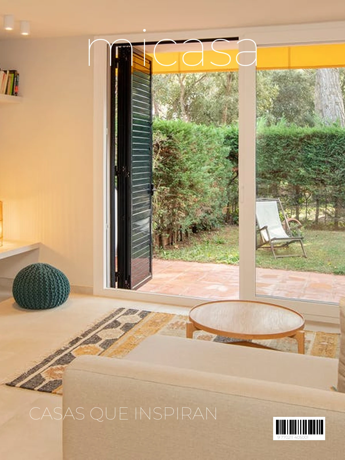 Casa de tres plantas con jardín e interiores mediterráneos